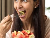 पाळीचा त्रास, सतत चिडचिड-कायम थकवा? महिलांनी न चुकता खायलाच हवीत ‘ही’ ८ फळं - Marathi News | Women should definitely eat these 8 fruits | Latest sakhi Photos at Lokmat.com