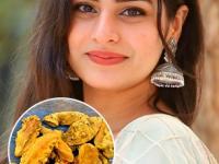 चेहऱ्यावर येईल सोन्यासारखा तेजस्वी ग्लो, १ हळकूंड घेऊन करा उपाय, पिंपल्स- ॲक्नेही गायब - Marathi News | use of turmeric stick for getting radiant glowing skin, how to get clear beautiful skin | Latest sakhi Photos at Lokmat.com