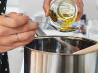 सगळ्याच स्वयंपाकासाठी सरसकट एकच तेल वापरता? तुम्ही चुकताय.. पदार्थानुसार करा तेलाची निवड - Marathi News | how to choose oil according to food item, how to choose healthy oil, best oil for Indian cooking | Latest sakhi Photos at Lokmat.com