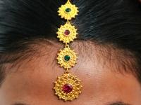 लग्नात नवरीसह तिच्या मैत्रीणींचाही लूक बदलणारे पाहा सुंदर ‘मांग टिका!’ डोक्यावर सजेल सुंदर बिंदी - Marathi News | wedding special beautiful bindi or maang tika designs, beautiful maang tika designs for bride | Latest sakhi Photos at Lokmat.com