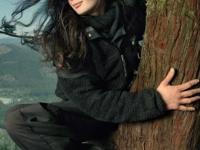 तब्बल ७३८ दिवस ती झाडावरच राहिली, झाडं तोडणारी माणसं शेवटी हरलीच कारण.. - Marathi News | girl lived on the tree for 738 days | Latest sakhi Photos at Lokmat.com