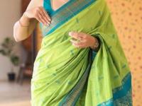 समर फॅशन : उन्हाळ्यात नेसा कॉटनच्या हलक्याफुलक्या ६ साड्या, दिसतात सुंदर आणि कमाल स्टायलिश - Marathi News | Summer Fashion: try these 6 lightweight sarees, look beautiful and extremely stylish | Latest sakhi Photos at Lokmat.com