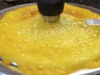 कुकरची शिट्टी होताच आतलं पाणी फसफसून बाहेर येतं? ३ टिप्स- कुकरच्या शिट्ट्या होतील मस्त - Marathi News | tips and tricks does pulses rice water come out from pressure cooker whistle blows | Latest sakhi Photos at Lokmat.com