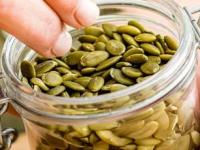 लाल भोपळ्याच्या बिया म्हणजे शरीरासाठी जादू! डांगर खा, आणि बिया कधीच फेकू नका.. - Marathi News | Health Benefits Of Pumpkin Seeds | Latest sakhi Photos at Lokmat.com