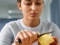 पाहा ‘ही’ ७ अत्यंत मोलाची फळं, त्यांची सालं म्हणजे लाखमोलाची गोष्ट! फेकली तर १०० % पस्तावाल.. - Marathi News | Do you throw away the peels of fruits and vegetables? then don't.. they are useful | Latest sakhi Photos at Lokmat.com