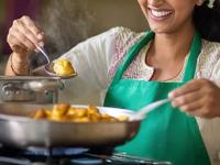 रंग खेळून दमलेल्या दोस्तांना नाश्ता काय देणार? ५ पदार्थ- करायला सोपे- चवीला चटकदार.. - Marathi News | holi celebration 2025, snacks for holi, easy and quick snacks recipies for holi, holi special food | Latest sakhi Photos at Lokmat.com