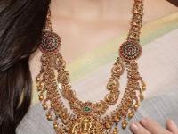 लग्नसोहळ्यात घालायला हवीच ठसठशीत 'टेम्पल ज्वेलरी, पाहा ८ सुंदर डिझाइन्स-घसघशीत दागिना डोळ्यात भरतो! - Marathi News | temple jewellery designs, 8 beautiful designs of temple jewellery, latest fashion temple jewellery | Latest sakhi Photos at Lokmat.com