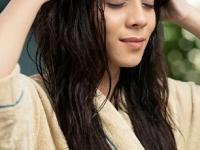 केसांना रात्रभर तेल लावून ठेवत असाल तर 'हे' वाचाच- डॉक्टर सांगतात केसांसाठी ५ महत्त्वाच्या गोष्टी - Marathi News | Is It Good to Leave Hair Oils in Overnight? how long should we leave oil in hair, 5 important hair care tips by expert | Latest sakhi Photos at Lokmat.com