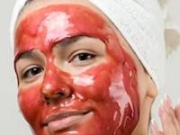 उन्हाळयात कलिंगड खा आणि त्वचेलाही लावा! मिसळा फक्त 'हे' ६ पदार्थ - करा त्वचेचे लाड! - Marathi News | 6 Ways To Use Watermelon To Make Refreshing DIY Face Packs Watermelon Face Pack For Summer How To Make Watermelon Face Pack At Home | Latest sakhi Photos at Lokmat.com