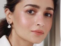 चेहऱ्यावर येईल नॅचरल गुलाबी ग्लो, पाहा 'ब्लश' लावण्याची सेलिब्रिटी टेक्निक! गाल दिसतील आलिया-दीपिकासारखे... - Marathi News | How To Apply Blush To Suit Your Face Shape How To Apply Blush for Your Face Shape How to apply blush according to face shape | Latest sakhi Photos at Lokmat.com