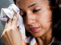 तुम्हाला खूप जास्त घाम येतो? ५ उपाय करा, घाम जास्त येण्याची कारणं असू शकतात गंभीर - Marathi News | Do you sweat a little too much? how to control excess sweating, home remedies to control over sweating in summer, simple hacks to control sweating in summer | Latest sakhi Photos at Lokmat.com