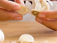 भराभर लसूण सोलण्याची ही भन्नाट ट्रिक पाहिली का?- ५ मिनिटांत सोलून होईल १ किलाे लसूण - Marathi News | home hacks for harlic peeling, how to peel garlic very fast, tips and tricks for garlic peeling | Latest sakhi Photos at Lokmat.com