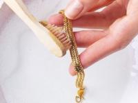 सोन्याच्या बांगड्या काळपट दिसतात, चमक गेली? ४ टिप्स, सोपे आणि सुरक्षित घरगुती उपाय... - Marathi News | How To Clean Your Gold Bangles At Home 4 Tips On How To Clean Gold Jewellery At Home Tips & Tricks Shine Gold Bracelets At Home In Minutes With This Tricks | Latest sakhi Photos at Lokmat.com