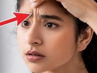 घामामुळे टिकली सतत कपाळावरुन पडते? ६ टिप्स, टिकली पडणार नाही, पुरळ पण येणार नाही... - Marathi News | How do make bindis stay on your forehead during summer season How to Stick a Bindi on Your Forehead during summer season | Latest sakhi Photos at Lokmat.com