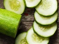 उन्हामुळे रापलेल्या त्वचेला द्या काकडीचा गारवा! ४ पद्धतींनी काकडी वापरा- चेहरा चमकेल - Marathi News | summer special skin care tips, how to use cucumber for skin care in summer, how to remove tanning, how to get glowing skin, 4 ways to use cucumber for young glowing skin | Latest sakhi Photos at Lokmat.com