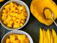 आंबा चिरण्याच्या ७ पद्धती, प्रत्येक फोडीप्रमाणे वेगळी लागेल आंब्याची चव! पाहा कशासाठी - कसा चिराल आंबा... - Marathi News | How To Cut a Mango In Different Style How to Cut a Mango 7 Different Ways | Latest sakhi Photos at Lokmat.com