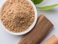 चंदन म्हणजे त्वचेसाठी वरदान.. पाहा कसे वापरावे आणि किती फायदे आहेत - Marathi News | Sandalwood is a boon for the skin.. See how to use it and its benefits. | Latest sakhi Photos at Lokmat.com