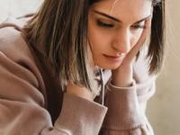 घरातली नकारात्मकता कमी करणाऱ्या ३ गोष्टी, घरात पॉझिटीव्ह वाटण्यासाठी आठवड्यातून एकदा 'हे' कराच.. - Marathi News | 3 tips to reduce negativity in house, how to make our house positive | Latest sakhi Photos at Lokmat.com