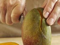 आंबे खाल्ल्यानंतर पोट डब्ब होतं, फुगतं? 'हे' काम करा आणि मगच आंबे खा- त्रास होणार नाही - Marathi News | why it is important to soak mangos in water before eating, proper method of eating mango | Latest sakhi Photos at Lokmat.com