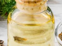 एरंडेल तेल करेल जादू! पोटाच्या तक्रारीपासून - त्वचेपर्यंत अनेक समस्यांवर असरदार - तेल १ फायदे अनेक... - Marathi News | Common uses of Castor Oil oil 1 but benefits 7 see how to use castor oil for many problems from skin to hair 7 Benefits and Uses of Castor Oil Castor Oil Benefits | Latest sakhi Photos at Lokmat.com