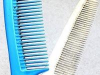 कळकट -घाणेरडा कंगवा झटपट स्वच्छ करण्याच्या पाहा २ मस्त देसी जुगाडू पद्धती, कंगवा दिसेल नवाकोरा - Marathi News | 2 simple tricks for cleaning comb, how to clean comb without using comb cleaner | Latest sakhi Photos at Lokmat.com