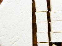 पनीरमधली भेसळ ओळखण्याच्या ५ टेस्ट, शेफ पंकज सांगतात नकली पनीर कसे ओळखायचे... - Marathi News | How to identify fake paneer and real paneer How to identify fake paneer at home 5 simple tests | Latest sakhi Photos at Lokmat.com