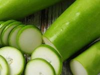 आहारात असायलाच हवा दुधी भोपळा, पाहा किती उपयुक्त आहे आरोग्यासाठी - Marathi News | Bottle Gourd is a must in your diet, see how beneficial it is for health | Latest sakhi Photos at Lokmat.com