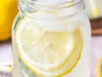 लिंबू सरबत नको लिंबू पाणी प्या! पाहा लिंबू पाणी का जास्त चांगले, नेमके प्यायचे कसे - Marathi News | Don't drink lemonade, drink lemon water! See why lemon water is better | Latest sakhi Photos at Lokmat.com