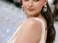 गुलाबी गाल-चेहऱ्यावर चमक आणि परफेक्ट फिगर! आलिया भटच्या सौंंदर्यांचं सिक्रेट- फक्त ५ गोष्टी - Marathi News | 5 top secrets behind alia bhatt's glowing skin and perfect figure, how to get perfect figure like alia bhatt, alia bhatt's skin care routine | Latest sakhi Photos at Lokmat.com