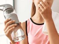 पाण्याच्या बाटलीला कुबट वास येतो? १ सोपा उपाय- बाटलीतला घाण वास एका मिनिटात गायब - Marathi News | how to remove odour from water bottle, simple tips and tricks to remove bad smell from water bottle | Latest sakhi Photos at Lokmat.com