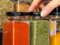 पावसाळी हवेमुळे तिखट-मसाल्यांना जाळं लागतं? ५ टिप्स, वर्षभर डोक्याला टेंशन नाही.. - Marathi News | how to store spices and mirchi powder for long, proper method for the storage of spices and red chili powder for year | Latest sakhi Photos at Lokmat.com