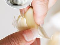 भरपूर लसूण सोलला की हातांचा तीव्र गंध जात नाही? ८ उपाय - जळजळ आणि वास दोन्ही त्रास कमी... - Marathi News | How to Remove Garlic Smell From Your Hands How to Get the Smell of Garlic Off Hands | Latest sakhi Photos at Lokmat.com