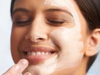 त्वचेसाठी बेसन फायदेशीर पण ‘या’ लोकांनी मुळीच बेसनाचे लेप लावू नयेत, कायमचं नुकसान होतं... - Marathi News | These People Should Not Use Besan For Skin Care Know the side effects of using besan on face | Latest sakhi Photos at Lokmat.com