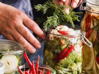 फ्रिजमध्ये ठेवूनही फळं, भाज्या खराब होतात? घ्या सोप्या टिप्स- आठवडाभर भाज्या राहतील एकदम फ्रेश - Marathi News | how to keep fruits and vegetables fresh for long, kitchen tips for preserving vegetables and fruits | Latest sakhi Photos at Lokmat.com