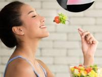 प्रत्येक महिलेने रोज खायलाच पाहिजेत 'हे' पदार्थ, चाळिशीनंतरही राहाल तरुण, निरोगी- दिसाल सुंदर - Marathi News | how to improve Beauty Hormone-Estrogen level in body, superfood for every woman, 7 foods that helps to maintain health, beauty and fitness of woman | Latest sakhi Photos at Lokmat.com