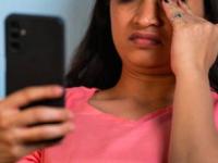 मोबाईल टाळणं अशक्यच! पण डोळे खराब होऊ नयेत म्हणून करा फक्त ५ सोप्या गोष्टी - Marathi News | 5 tips for the safe use of mobile, how to avoid side effects of mobile on eyes and body? | Latest sakhi Photos at Lokmat.com