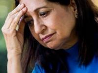 मेनोपॉज जवळ असल्याची लक्षणं कोणती? मासिक पाळी बंद होताना छळतो कोणता भयानक त्रास.. - Marathi News | see What are the signs that menopause is approaching? terrible pain women to suffer, see at what age your period stops? | Latest sakhi Photos at Lokmat.com