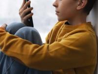 सावधान! स्क्रीन टाईम नाही तर पालकांकडून नकळत होणाऱ्या 'या' चुकांचा मुलांवर वाईट परिणाम - Marathi News | parenting tips these 3 things are more dangerous for children than screen time | Latest sakhi Photos at Lokmat.com