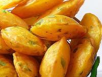 घरीच झटपट करा विकतसारखी कुरकुरीत बटाटा भजी; ५ टिप्स- सोडा न घालताही फुगतील भजी - Marathi News | Crispy Batata Bhaji Recipe : How To Make Batata Bhaji More crispy | Latest sakhi Photos at Lokmat.com