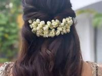 गौरी-गणपतीच्या सणाला नटा पारंपरिक पद्धतीने, पाहा केसात गजरा माळण्याच्या सुंदर जुन्या स्टाइल्स - Marathi News | Gajra Hairstyles For Gauri Ganpati : Gauri Ganpati Special Hairstyle Gajra Hairstyle | Latest sakhi Photos at Lokmat.com