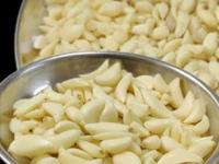 लसूण सोलणं किचकट? झटपट सोलून होईल किलोभर लसूण, ५ ट्रिक्स-स्वयंपाकघरातील कामं करतात सोपं - Marathi News | Easy Garlic Peeling Hacks : Genius Hacks To Peeling Garlic Easiest Way To Peel Garlic | Latest sakhi Photos at Lokmat.com