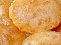 कमी तेल पिणाऱ्या टमटमीत पुऱ्या करण्याच्या ५ ट्रिक्स; चेंडूसारखी टम्म फुगेल पूरी - Marathi News | 5 Tricks to make fluffy, low-oil puris : How To Make Puri Less Oily Or fluffy | Latest sakhi Photos at Lokmat.com