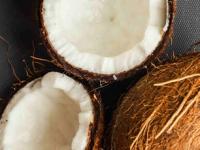 एका सेकंदात करा एका फटक्यात नारळाचे दोन तुकडे, पाहा नारळ फोडण्याची सापी भन्नाट ट्रिक - Marathi News | Easy Hacks To Open Coconut : How To Open Coconut Easily How To Crack A Coconut | Latest sakhi Photos at Lokmat.com