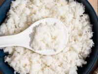 How To Make fluffy Rice : तांदूळ तोच पण भात कधी गचका होतो तर कधी करपतो? ५ टिप्स, परफेक्ट होईल भात - Marathi News | What Is Correct Way To Cook Rice : How To Make Rice fluffy Rice Making Tips | Latest sakhi Photos at Lokmat.com