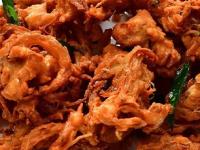 गाडीवर मिळते तशी कुरकुरीत कांदाभजी घरीच करा; पिठात १ पदार्थ घाला, कमी तेलकट होतील भजी - Marathi News | How To Make Crispy Kanda Bhaji At Home : Kanda Bhaji Recipe How to Make Perfect kanda Bhaji | Latest sakhi Photos at Lokmat.com