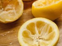 Lemon Peel Uses : लिंबू पिळून साली कचऱ्यात टाकणं विसरा; घरातली ७ कामं झटपट होतील-झुरळं,मुंग्या होतील दूर - Marathi News | 7 Ways To Use Lemon Peel At Home : Home Hacks Uses Of Lemon Peel | Latest sakhi Photos at Lokmat.com