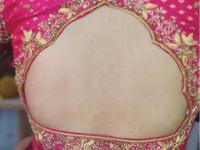 ब्लाऊजमधून ब्रा च्या पट्ट्या दिसतात? 'या' ट्रिक्स वापरा, काहीही घाला-ब्राच्या पट्ट्या नीट लपतील - Marathi News | How To Hide Bra Straps when You Wearing Blouse Or Top How To Hide Bra Straps | Latest sakhi Photos at Lokmat.com