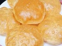 पुऱ्या तेलकट होतात-तळल्यानंतर वातड होतात? ७ टिप्स, मस्त टम्म फुगतील - Marathi News | Dusshera 2025 Special Puri Making Tips : How To Make Puri Less Oily Puri Making Tips | Latest sakhi Photos at Lokmat.com