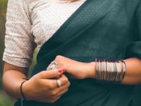 Diwali Fashion : ‘या’ ५ रंगांचे ब्लाऊज होतात कुठल्याही साडीवर मॅचिंग, दिवाळीत ब्लाऊज मॅचिंगचं टेंशनच विसरा - Marathi News | Diwali Fashion: these 5 colours are must have for any women, these blouses goes with any saree | Latest sakhi Photos at Lokmat.com