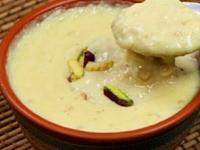 मलाईदार रबडीसारखी बासुंदी करण्याची खास ट्रिक; जास्त गॅस न वापरता घट्ट होईल बासुंदी - Marathi News | How To Make Thick Basundi At Home : Rabdi Basudi Recipe Basundi Making Tips | Latest sakhi Photos at Lokmat.com